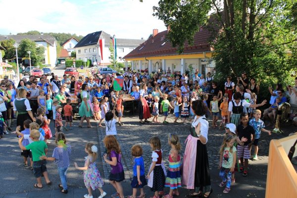 Der Kindergarten eröffnete das Bühnenprogramm mit einer tollen Darbietung