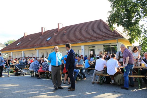 Herr Mag. Hermann Mühlleitner (BH Vöcklabruck) und Landeshauptmann-Stellvertreter Dr. Manfred Haimbuchner im Gespräch