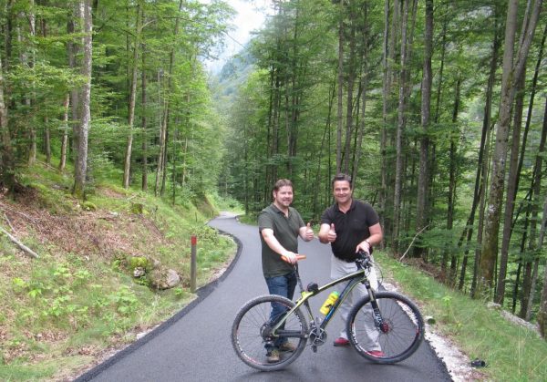 GR. Daniel Simbürger aus Bad Aussee und Bgm. Egon Höll aus Obertraun am Koppental-Radweg