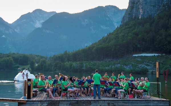 Der Hallstättersee ist Bühne für das moderne Blasmusikkonzert der Ortsmusikkapelle Obertraun