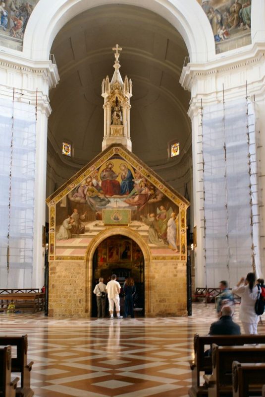 Damit fing in Assisi alles an: Die knapp 800 Jahre alte Portiuncula-Kapelle des Heiligen Franziskus, um die später die Kirche Santa Maria degli Angeli herumgebaut wurde.