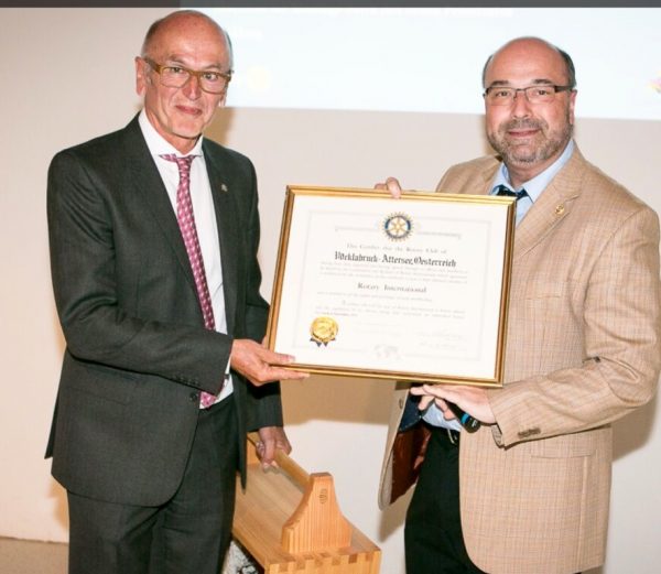 Der neue Präsident des Rotary-Club VöcklabruckAttersee, (links), empfängt die Glückwünsche seines Vorgängers Christian Raab bei der feierlichen Amtsübergabe