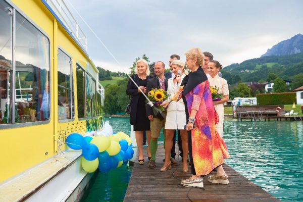 WB-BO NR Mag. Dr. Angelika Winzig, Mag. (FH) Christian Schirlbauer (GF Tourismusverband Attersee-Salzkammmergut), LAbg. Rudolf Kroiß, Mag. Doris Schreckeneder (GF Stern & Hafferl Verkehr & Attersee Schifffahrt), Dr. Morten Solvik (Internationale Gustav Mahler Gesellschaft), Birgit Schweiger (Gewinnerin Künstlerwettbewerb) und Marina Mahler (Enkelin von Gustav Mahler) bei der Schiffstaufe