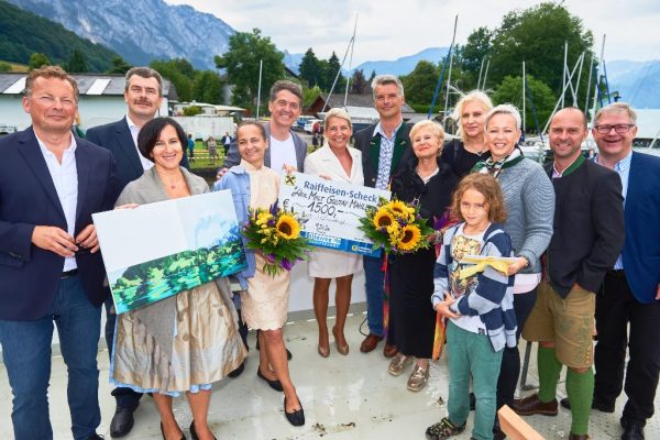 Mag. Peter Weinhäupl (Gustav Klimt Foundation), Dir. Sandra Mayrhauser-Schiemer (RAIBA Attersee Süd), LAbg. Rudolf Kroiß, Birgit Schweiger, Dr. Morten Solvik (Internationale Gustav Mahler Gesellschaft), Mag. Doris Schreckeneder (GF Stern & Hafferl Verkehr & Attersee-Schifffahrt), Horst Anleitner (Obmann Attersee Tourismus), Marina Mahler (Enkelin von Gustav Mahler) WB-BO NR Mag. Dr. Angelika Winzig, Nicole Eder (Bgm. Steinbach am Attersee), Mag. (FH) Christian Schirlbauer (GF Tourismusverband Attersee-Salzkammergut), Ing. Günter Neumann (GF Stern & Hafferl Verkehr) bei der Übergabe des Preisgeldes an die Gewinnerin Birgit Schweiger! Mit am Bild der Sohn von Birgit Schweiger