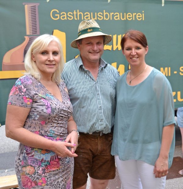 ÖVP Bezirksparteiobfrau LAbg. Michaela Langer-Weninger (rechts) und Abg.z.NR Dr. Angelika Winzig mit Regionalbrauer und Bierwirt Alfons Baldinger. (Foto: privat)