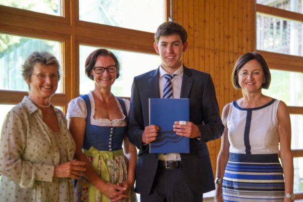 v.l.n.r.: Christine Zemann, Romana Hochmuth-Lahner (Vertreterin des Elternvereins), Philipp Mizelli, Martina Reingruber (Direktorin)