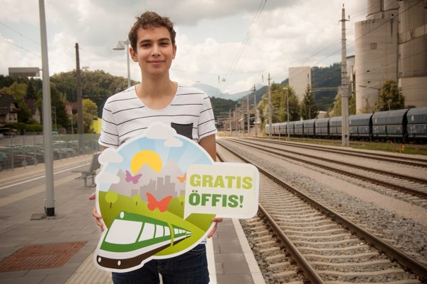 Tobias Bergthaler (21), Die Jungen Grünen Gmunden fordern mit einer Aktion am Bahnhof gratis Öffis. Bildrechte: Junge Grüne / Teresa Griesebner 