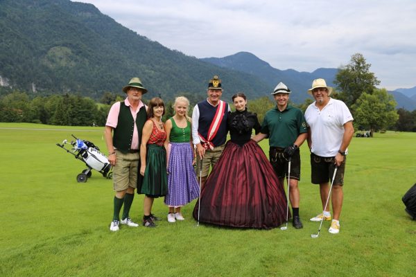 Kaiser Golf Turnier 2016 © www.foto-hofer.at: Salzkammergut-Golfklubpräsident Hannes Hettegger mit seiner Doris und Pia, (Ski-Kaiser) Franz Klammer, „Sisi“ Annabella Plamberger, Stephan Eberharter und Steinkünstler Wolfgang Gollner kurz vor dem Abschlag.