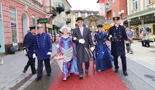 Kaiserbummel 2016 © Hörmandinger: Flanieren am roten Teppich, wenn in Ischl der Kunde Kaiser ist……. über 30.000 Besucher strömten am 17. August in die Kaiserstadt und genossen das besondere Flair an diesem Einkaufserlebnistag.