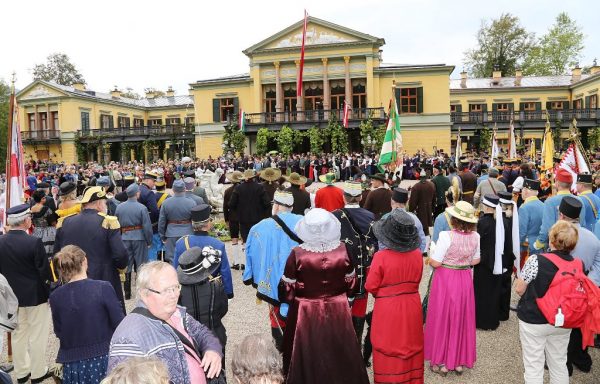 Kaisermesse & Empfang 2016 ©Hörmandinger (10): Traditionsregimenter in ihren historischen Uniformen feierten auch heuer wieder des Kaisers Geburtstag in Bad Ischl