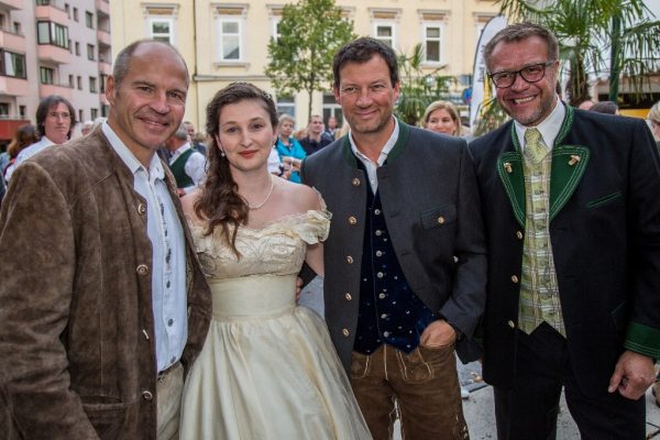 Kaisernacht 2016 © Lenzenweger0035: „Sisi“ und Tourismusdirektor Robert Herzog (re.) durften Olympiasieger und Weltmeister Stephan Eberharter und den mehrmaligen Weltcupsieger Marc Giradelli zur Bad Ischler Kaisernacht begrüßen.