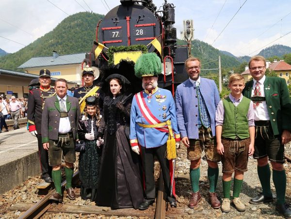 Kaiserzug 2016©Hörmandinger (8): Der traditionelle Kaiserzug fuhr unter dem Beifall tausender Besucher im Ischler (Haupt-)Bahnhof ein. Bürgermeister Hannes Heide und Tourismusdirektor Robert Herzog begrüßten neben „Sisi&Franz“ die Abordnungen und begleiteten den Umzug zum Kaiserfest. 