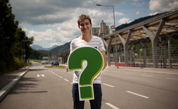 Tobias Bergthaler, von den Jungen Grünen in Gmunden, stellt die Frage wann der letzte Bus in Gmunden fährt.