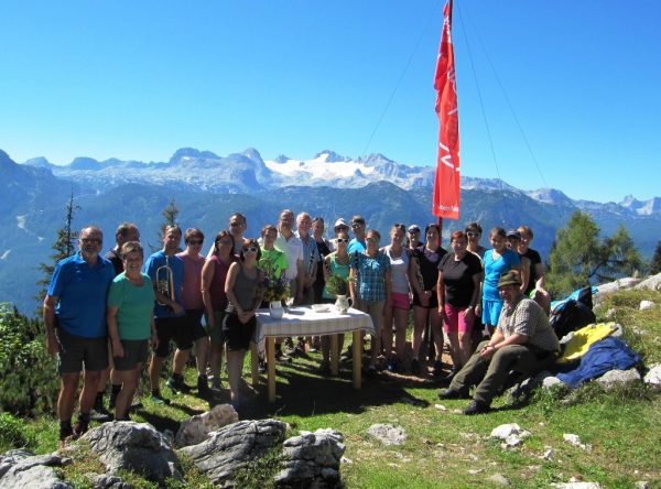 Pfarrer Dankfried Kirsch inmitten den Musikanten und etlichen Besuchern des Berggottesdienstes auf 1.620 Meter Seehöhe