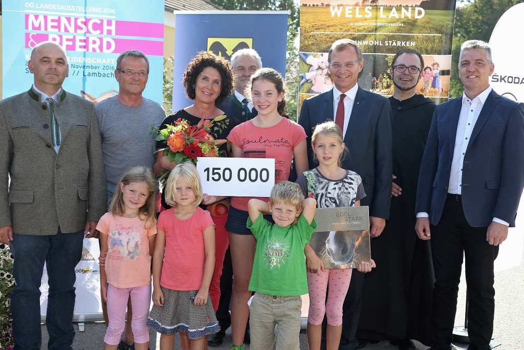 Bildtext v.l.: DI Dr. Peter Zechner, Manfred Nöslinger, Brigitte Nöslinger, Enkerl, Ing. Karl Platzer, LH-Stv. Mag. Thomas Stelzer, Pater Jakob, Bgm. Christian Popp (Foto: Land OÖ/Kauder)