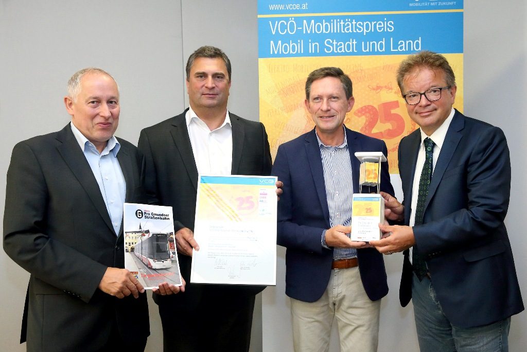 LR Rudi Anschober, VCÖ-Geschäftsführer Willi Nowak, ÖBB-Postbus-Regionalleiter Peter Schmolmüller übergeben den VCÖ-Mobilitätspreis OÖ an Otfried Knoll des Vereins „Pro Gmundner Straßenbahn“ für das Projekt stadt.regio.tram (Foto: Land OÖ / Schauer