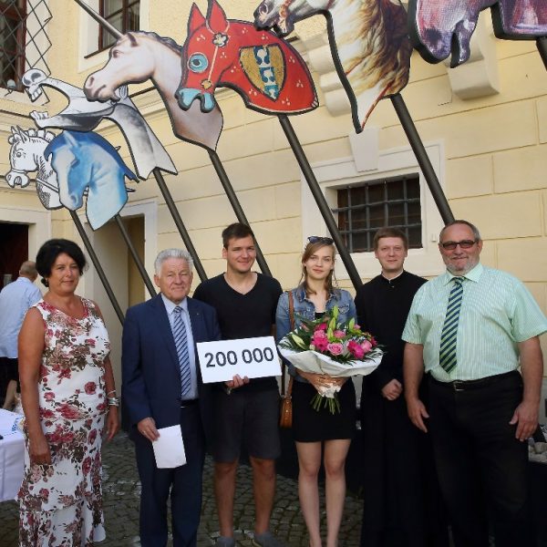 Vizebürgermeisterin Mag.a Dr.in Ulrike Schmeitzl (Stadl-Paura), LH Dr. Josef Pühringer, Rüdiger Hutterer aus Allentsteig (NÖ) mit Freundin Carina Rohrböck, Pater ELIA, Stift Lambach, Bürgermeister Klaus Hubmayer, Lambach.