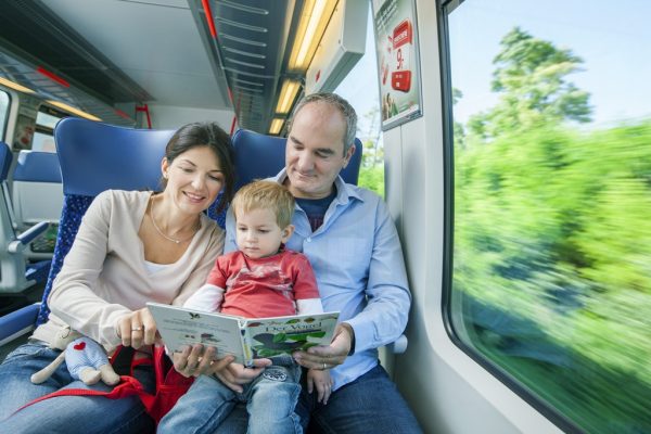 Bücher fahren Zug © ÖBB/Harald Eisenberger