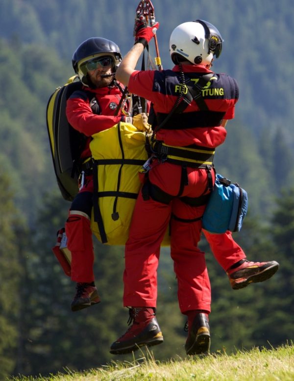 Im Notfall ist es wichtig, Ruhe zu bewahren, der Bergrettung möglichst genaue Informationen zu übermitteln, Akku zu sparen für Rückruf und Ortung und das alpine Notsignal zu kennen