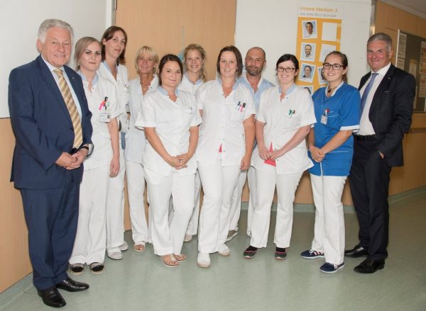 Landeshauptmann Dr. Josef Pühringer und Vorstandssprecher Mag. Karl Lehner, MBA, gespag, mit Mitarbeiterinnen und Mitarbeitern des Salzkammergut- Klinikums Vöcklabruck