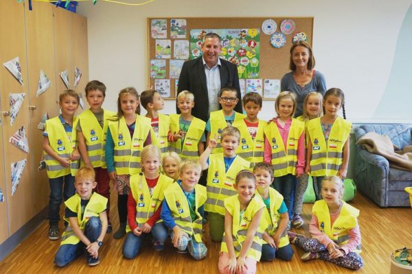 Bürgermeister Ing. Fritz Feichtinger übergab, die von dem OÖ. Zivilschutz zu Verfügung gestellten, Warnwesten. (Foto: privat)