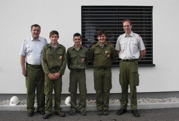 Am Foto v.l.n.r: Bezirksfeuerwehrkommandant OBR Stefan Schiendorfer, Loidl Florian, Blohberger Florian, Fasl Thomas und Jugendbetreuer Christoph Zobel