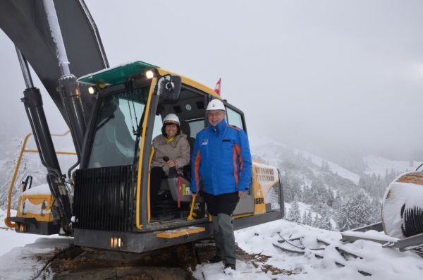 LRin Birgit Gerstorfer mit Bgm. Fritz Posch auf der Baustelle auf der Zwieselalm