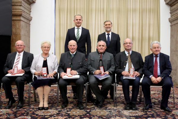 stehend v.l.n.r. Bgm. Christian Mader, Bezirkshauptmann Hofrat Dr. Martin Gschwandtner sitzend v.l.n.r. Hubert Schatzl, Friederike Weidlinger, Bgm. a. D. Alois Steinhuber, Johann Ebner, Rudolf Simmerer, LH Dr. Josef Pühringer