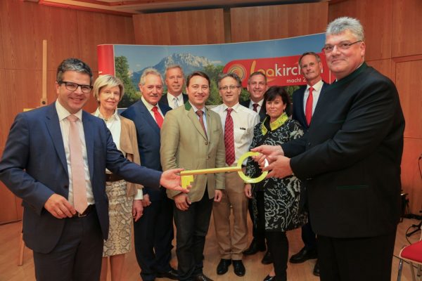 v.l.n.r.: Dir. Mag. Robert Oberleitner, Künstlerin Christa Layr, Landtagspräsident KommR Viktor Sigl, Ing. Dkfm. (FH) Harald Weingartsberger, Landeshauptmann-Stellvertreter Dr. Manfred Haimbuchner, Architekt DI Klaus Steinkellner, Bürgermeister Ing. Fritz Feichtinger, Landesrätin Birgit Gerstorfer, Bezirkshauptmann Ing. Mag. Alois Lanz, MBA, Heimleiter Oskar Kendlbacher bei der symbolischen Schlüsselübergabe.