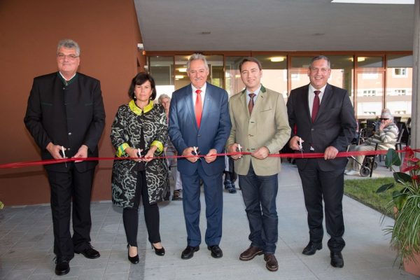 v.l.n.r.: Heimleiter Oskar Kendlbacher, Landesrätin Birgit Gerstorfer, Landtagspräsident KommR Viktor Sigl, Landeshauptmann-Stellvertreter Dr. Manfred Haimbuchner und Bürgermeister Ing. Fritz Feichtinger durchschnitten offiziell das Band.