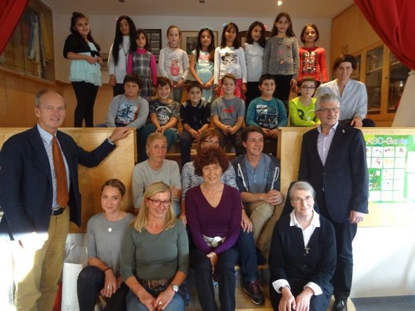 Bürgermeister Mag. Herbert Brunnsteiner (links) und Caritasdirektor Franz Kehrer, MAS (rechts außen) feierten gemeinsam mit einer großen Kinderschar und den freiwilligen MitarbeiterInnen.