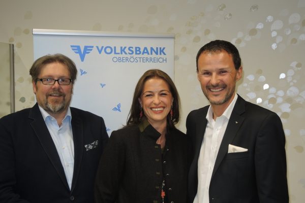 „WKO-Frau in der Wirtschaft“ nutzt die Macht der Emotionen! Darüber freuen sich Peter E. Harrer, Bezirksvorsitzende Bakk. phil. Ingrid Höckner sowie Dir. Rainer Nussbauer, MSc, von der Volksbank OÖ (v.l.n.r.). Foto: Wolfgang Hochreiter