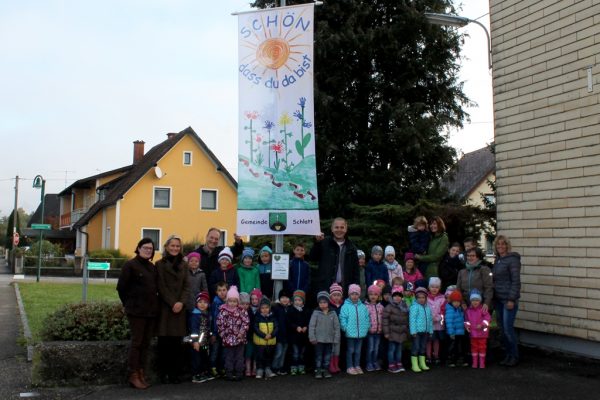 Die Kindergartenkinder hissten gemeinsam mit den Mitgliedern des Familienausschuss die neue Geburtenfahne