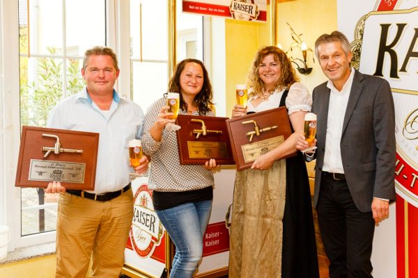 Fotorechte: © Brau Union Österreich / Foto Humer v.l.n.r.: Rudolf Kastenhuber (2. Platz, Zapfhahn in Silber), Magdalena Aigner (Siegerin, Zapfhahn in Gold), Sandra Mayerhofer (3. Platz, Zapfhahn in Bronze), Josef Paukenhaider (Regionaler Verkaufsdirektor Brau Union Österreich)