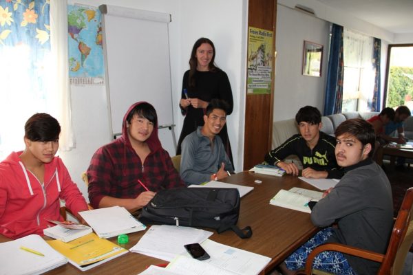 Ursula Steinbauer gibt den Jugendlichen seit einem Jahr immer vormittags Deutschunterricht. (Foto: privat)