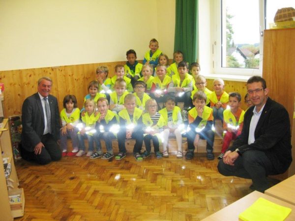 Fotoquelle: Stadtgemeinde Schwanenstadt Bgm. Kons. Karl Staudinger und LBD-Stv. Robert Mayer mit Kindern der Volksschule Schwanenstadt