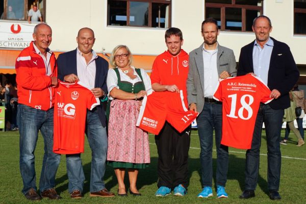 Auf dem Foto v.l.n.r.: Marketing-Vorstand und Sponsor Johann Pamminger, Vorsorgeexperte Gert Gottlieb, Ursula Uhl als Vertreterin von Spar Wallner, Obmann Michal Uhl jun., Hans-Peter Stadlmayr von Puma Österreich und Andreas Beiskammer von A.B.C. Reisemobile in Kirchham.