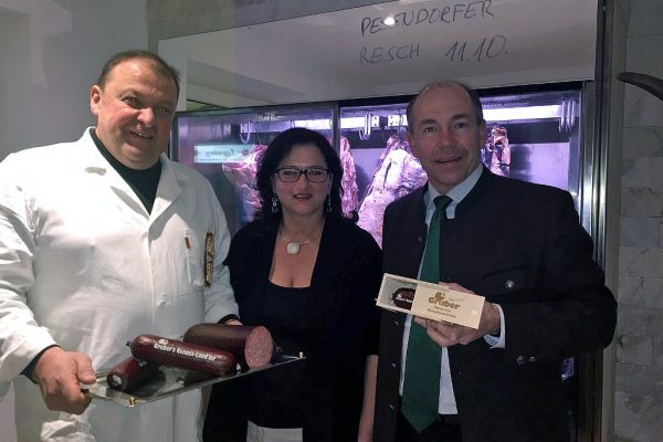 Agrar-Landesrat Max Hiegelsberger mit Hermann und Andrea Gruber bei der Verkostung der Genuss Landler (Foto: Land OÖ/Fürtbauer)