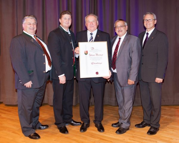 v.l.n.r.: Gem.V. Wilhelm Gebetsroither, Vizebgmst. Andrè Reichart, Ehrenbürger Bgmst. a.D. Johann Riezinger, Bgmst. Johann Kirchberger, Vizebgmst. Gerald Klement (Foto: Gemeinde)