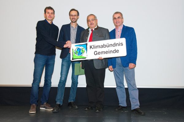 Fototext: Überreichung der Urkunde und der Tafel „Wir sind Klimabündnisgemeinde“ durch Norbert Rainer vom Land Oberösterreich (Foto: Klimabündnis / Erasmus Grünbacher)