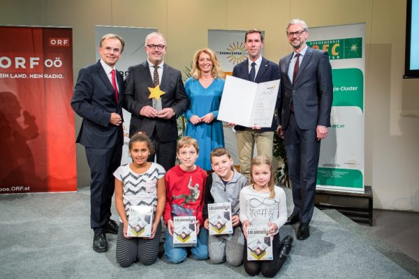 “Gampern energy-star 2016“ v.l.n.r.: In der ersten Reihe Kinder des Schülerhortes Gampern: Fabienne, Harun, Narcis und Valentina  Zweite Reihe: DI Dr. Gerhard Dell vom Oö. Energiesparverband, Bürgermeister Hermann Stockinger, Vizebürgermeisterin Evelyn Schobesberger, Amtsleiter Christoph Stockinger, MBA, Landesrat Mag. Dr. Michael Strugl