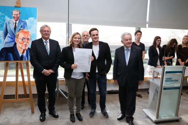 Laudator HR Mag. Rudolf Mayrhofer, Prof. Roland Spitzlinger (Geschäftsführer Erwin Wenzl Preis-Verein) und Landeshauptmann Dr. Josef Pühringer (v.l.n.r.) mit Lisa Prameshuber und Michael Stadler aus der HTBLA Hallstatt. Foto: Cityfoto