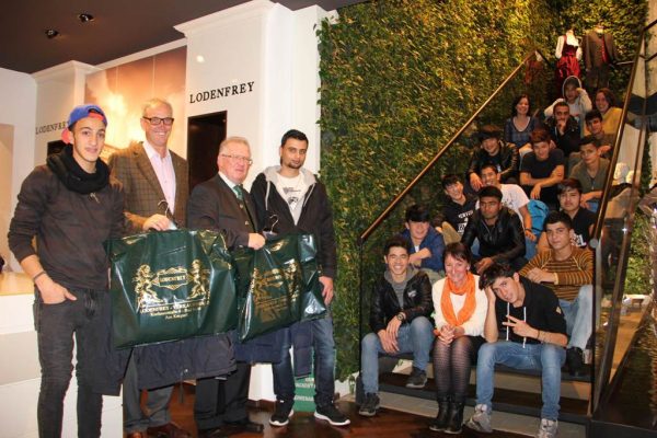 Bildtext: Achim Fischer (Firma Lodenfrey) und Fritz Glaser (Präsident des Rotary Clubs Bad Ischl) übergaben die Winterausstattung an Elisabeth Pammesberger (Projekt Hayet) und die sichtlich erfreuten Jugendlichen.