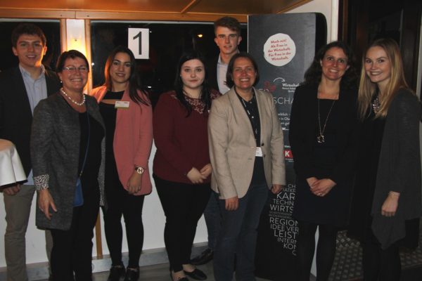 Foto: HAK Gmunden; von links nach rechts Jan Höpoldseder, Christa Spiesberger-Höckner, Ecem Kaja, Ajla Jusic, Jakob Freund, Julia Stöhr, Iris Loidl und Christina Rettig