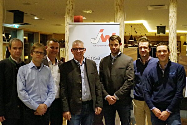Fiebern bereits dem Start des Dachsteinkönigs entgegen (v.l.n.r.): Andreas Promberger, Walter Strick, Robert Oberfrank, Ernst Mayer, Florian Mayer, Markus Stockmaier, Alexander Savel (Foto: WKO)