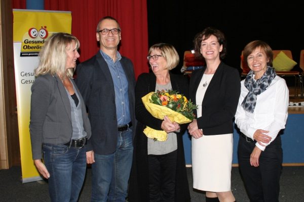 10 Jahre Arbeitskreisleiterin Brigitte Vogl und noch lange nicht müde - Regionalbetreuerin Land OÖ, Maga Sabine Stiebler, MA, Vbgm. Georg Seethaler, Arbeitskreisleiterin Brigitte Vogl, Bürgermeisterin Maga. Pauline Sterrer, Elisabeth Weberberger, Land OÖ