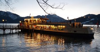 Schwimmender Adventmarkt am Klimt-Schiff