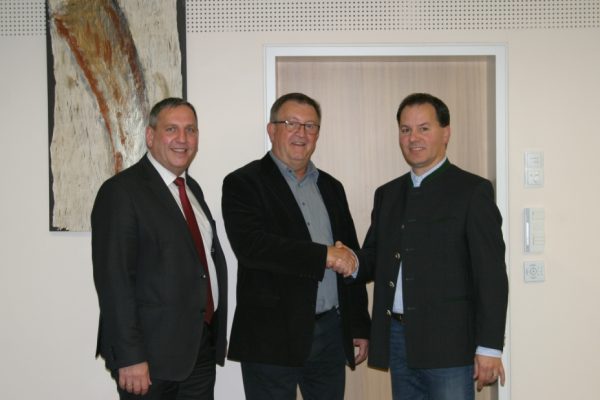 (v.l.n.r.) Bürgermeister Ing. Fritz Feichtinger, Peter Hummer MBA MPA und Amsleiter Mag. Joachim Wintner bei der offiziellen Amtsübergabe.