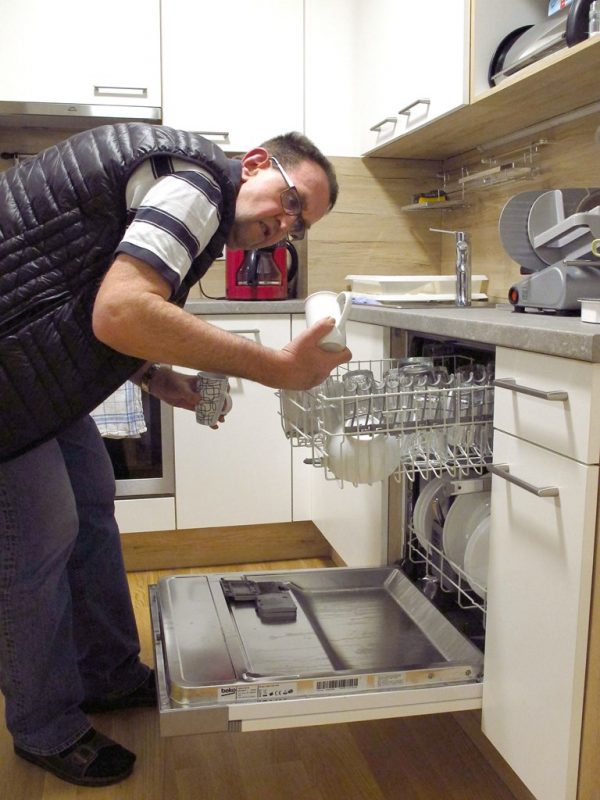 Gerhard Bichler sorgt dafür, dass die neue Wohnung auch sauber bleibt