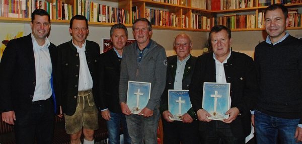 Bürgermeister Mag. Stefan Krapf, Ortsstellenleiter Stv. Dr. Christoph Mizelli, Landesleiter Arthur Rohregger, die Jubilare Sepp Resch, Hans Möslinger und Bernhard Ebner sowie Ortsstellenleiter Mag. Wolfgang Attwernger (v.l.n.r.)